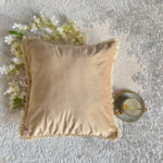 Perna Decorativa cu Ciucuri din Catifea cu Umplutura Siliconica Crem