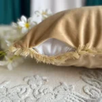 Perna Decorativa cu Ciucuri din Catifea cu Umplutura Siliconica Crem - imagine 3