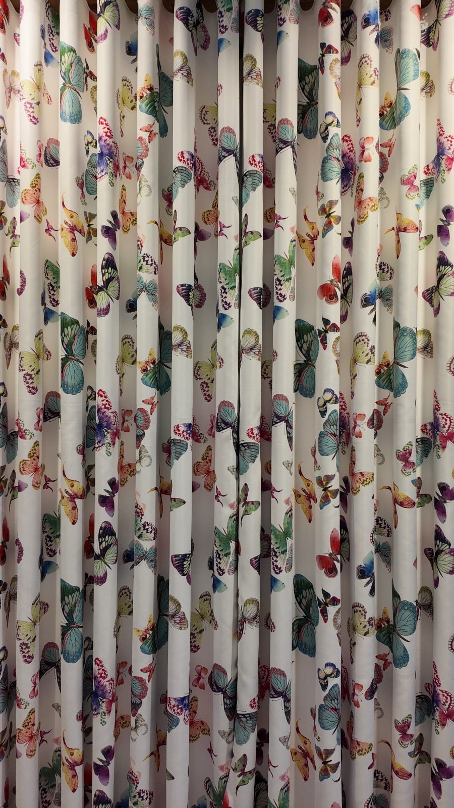 WhatsApp Image 2026-09-22 at 09.17.21 Draperie din Material Gros 70% Blackout cu Imprimeu Colorat de Fluturi - imagine 1